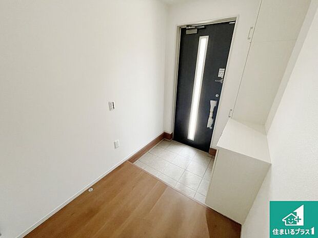 【玄関】シューズボックスにはたくさんの靴が収納できるので玄関周りはいつもスッキリ!ご家族が増えても安心!