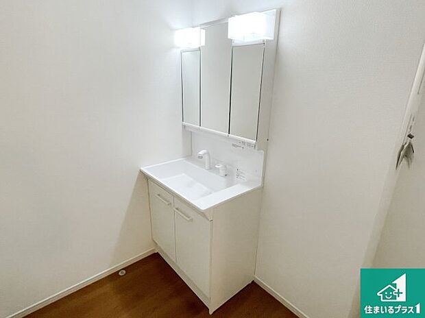 【独立洗面台】清潔感のある洗面台です。フラットな鏡は掃除がしやすく毎日清潔!鏡裏には収納があるのでスッキリとした洗面台が保てます。