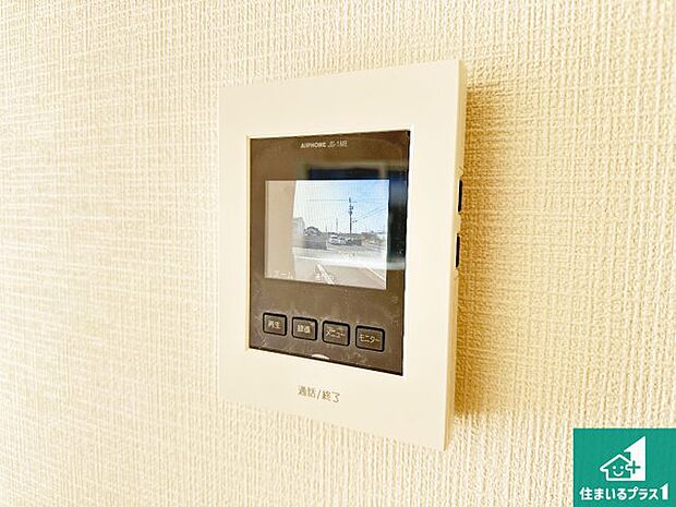 【カラーモニターインターホン】声だけでなく来訪者の姿や顔がモニターで確認できるので、小さなお子様がいらっしゃるご家庭でも安心できます!