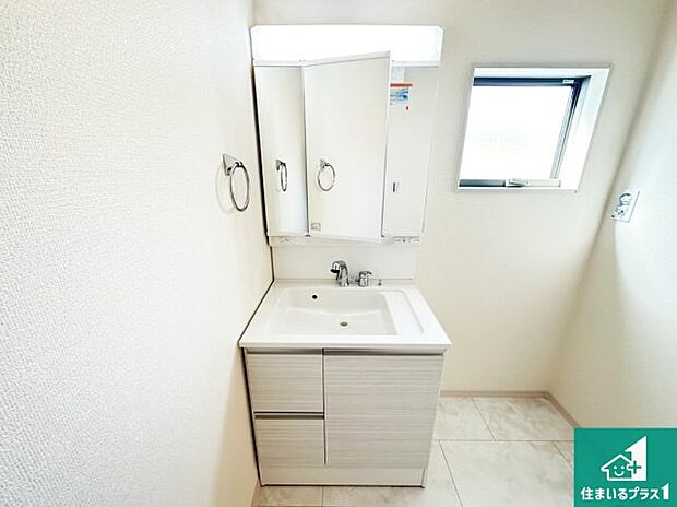 【独立洗面台】清潔感のある洗面台です。フラットな鏡は掃除がしやすく毎日清潔!鏡裏には収納があるのでスッキリとした洗面台が保てます。