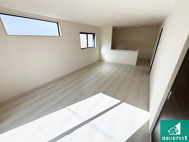 【居間・リビング】日当たり良好の明るいリビングで朝の目覚めもスッキリできそう！対面キッチンでご家族のコミュニケーションも自然と増える設計！小さなお子様が遊ぶスペースを作っても広々とくつろげるLDK！