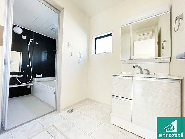 【独立洗面台】清潔感のある洗面台です。フラットな鏡は掃除がしやすく毎日清潔!鏡裏には収納があるのでスッキリとした洗面台が保てます。