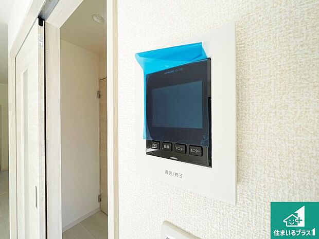 【カラーモニターインターホン】声だけでなく来訪者の姿や顔がモニターで確認できるので、小さなお子様がいらっしゃるご家庭でも安心できます!