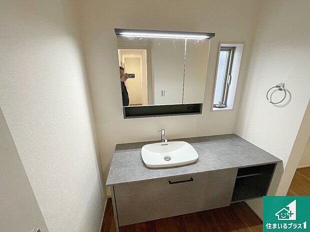 【洋室】シンプルな洋室は、自分好みのインテリアが楽しめます♪ご家族とインテリアや家具を選びに行くのは新築購入時の醍醐味の一つです。ぜひお楽しみください♪