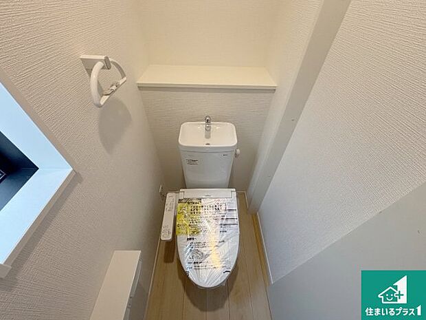 【トイレ】1・2階の2ヶ所にあるので、朝の忙しい時間の順番待ちもなく、深夜の利用にも大変便利です。