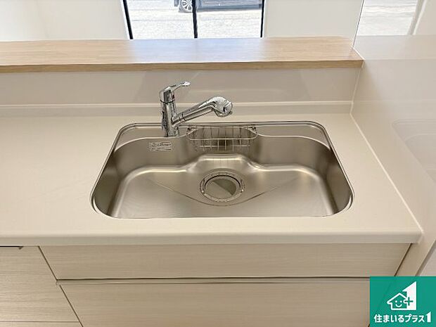 【キッチンシンク】蛇口の先端に浄水器を内蔵しています!原水と浄水、お湯と冷水、シャワーの切替えがワンタッチなので用途によって使い分けられます。