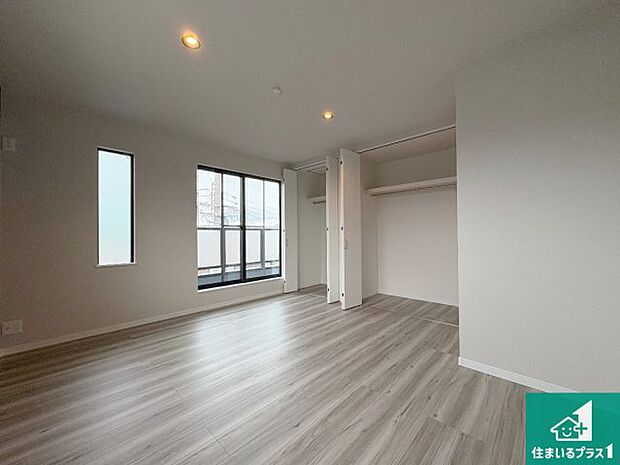 【洋室】シンプルな洋室は、自分好みのインテリアが楽しめます♪ご家族とインテリアや家具を選びに行くのは新築購入時の醍醐味の一つです。ぜひお楽しみください♪