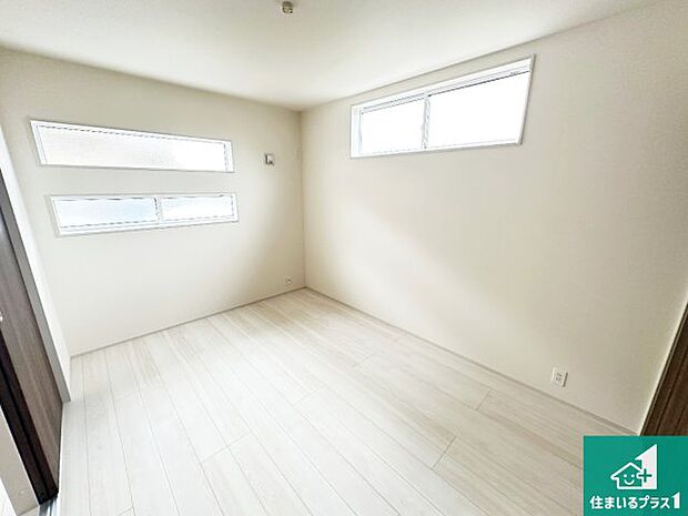 【居間・リビング】シンプルなリビングは、観葉植物等のインテリアを楽しめますね!パパ好みにも、ママ好みにも家具次第で雰囲気を変えることができます!