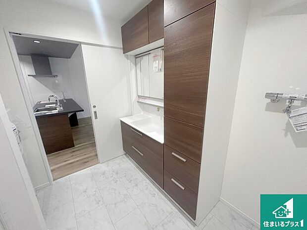 【独立洗面台】清潔感のある洗面台です。フラットな鏡は掃除がしやすく毎日清潔!鏡裏には収納があるのでスッキリとした洗面台が保てます。