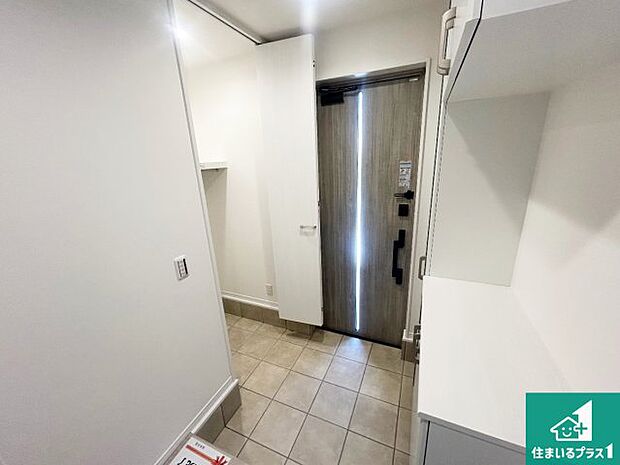 【玄関】シューズボックスにはたくさんの靴が収納できるので玄関周りはいつもスッキリ!ご家族が増えても安心!