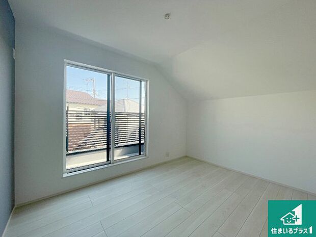 【洋室】シンプルな洋室は、自分好みのインテリアが楽しめます♪ご家族とインテリアや家具を選びに行くのは新築購入時の醍醐味の一つです。ぜひお楽しみください♪