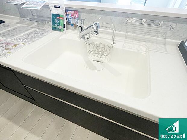 【キッチンシンク】蛇口の先端に浄水器を内蔵しています！原水と浄水、お湯と冷水、シャワーの切替えがワンタッチなので用途によって使い分けられます。