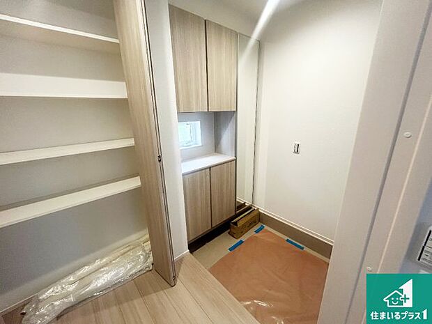 【玄関】シューズボックスにはたくさんの靴が収納できるので玄関周りはいつもスッキリ！ご家族が増えても安心！