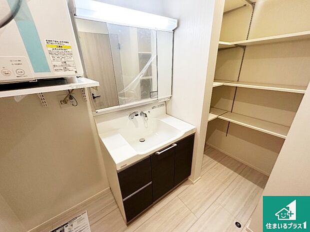 【独立洗面台】清潔感のある洗面台です。フラットな鏡は掃除がしやすく毎日清潔！鏡裏には収納があるのでスッキリとした洗面台が保てます。