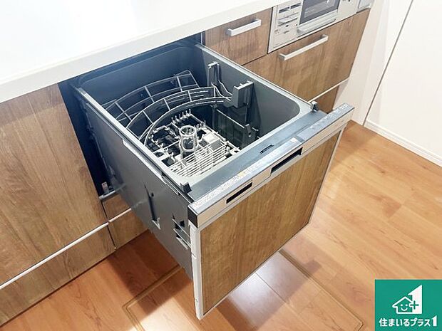 【食器洗浄乾燥機】食事後の一仕事、食器洗いをボタン一つでお任せできちゃいます！場所を取らないビルトイン式なので、お料理スペースもしっかり確保！