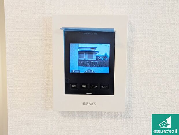 【カラーモニターインターホン】声だけでなく来訪者の姿や顔がモニターで確認できるので、小さなお子様がいらっしゃるご家庭でも安心できます！