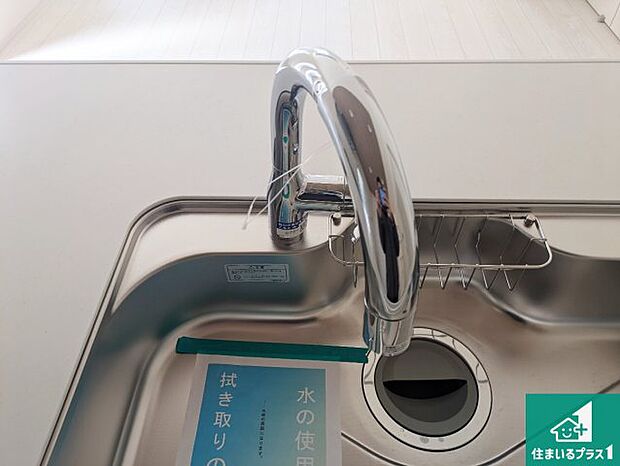 【キッチンシンク】蛇口の先端に浄水器を内蔵しています！原水と浄水、お湯と冷水、シャワーの切替えがワンタッチなので用途によって使い分けられます。