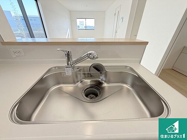 【キッチンシンク】蛇口の先端に浄水器を内蔵しています!原水と浄水、お湯と冷水、シャワーの切替えがワンタッチなので用途によって使い分けられます。