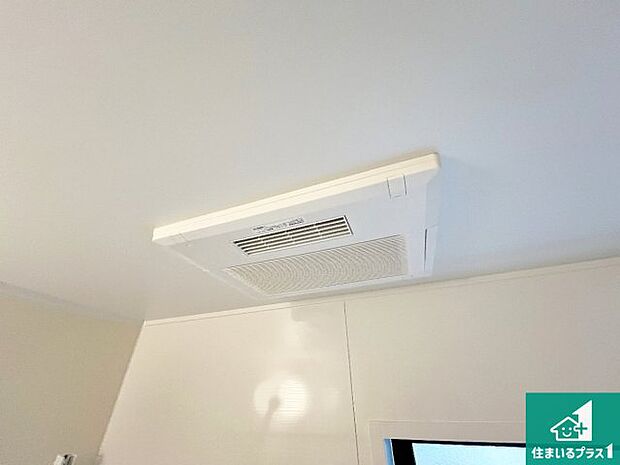 【浴室暖房乾燥機】四季を通して快適なバスライフをお手伝いする浴室暖房乾燥機!浴室の乾燥・暖房・涼風・換気はもちろん、24時間換気にも対応!