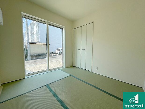 【和室】一室あると便利な和室は客間としてだけでなく、小さなお子様のプレイルームや食後のくつろぎスペースとしてもご利用いただけます。収納もついていますので大活躍間違いなし！