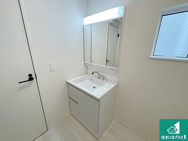 【独立洗面台】清潔感のある洗面台です。フラットな鏡は掃除がしやすく毎日清潔！鏡裏には収納があるのでスッキリとした洗面台が保てます。