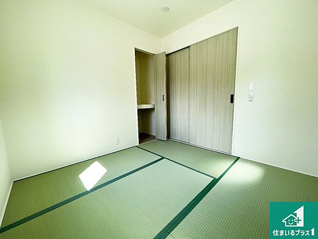 【和室】一室あると便利な和室は客間としてだけでなく、小さなお子様のプレイルームや食後のくつろぎスペースとしてもご利用いただけます。収納もついていますので大活躍間違いなし！