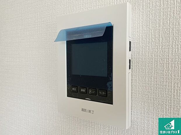 【カラーモニターインターホン】声だけでなく来訪者の姿や顔がモニターで確認できるので、小さなお子様がいらっしゃるご家庭でも安心できます!