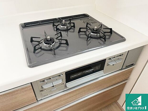 【コンロ】ダブル高火力Ｓｉセンサー付きコンロ！３口あるので、まとめて料理をする時も大活躍！