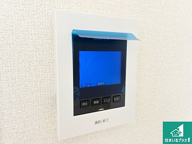 【カラーモニターインターホン】声だけでなく来訪者の姿や顔がモニターで確認できるので、小さなお子様がいらっしゃるご家庭でも安心できます!