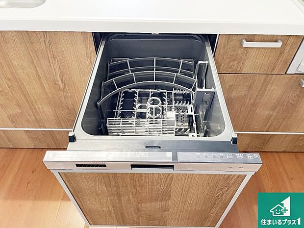 【食器洗浄乾燥機】食事後の一仕事、食器洗いをボタン一つでお任せできちゃいます！場所を取らないビルトイン式なので、お料理スペースもしっかり確保！