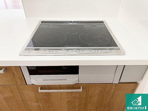 【コンロ】火を使わないので、安心なＩＨコンロ！でこぼこが無い構造なので、掃除もしやすく清潔に保てます！ 