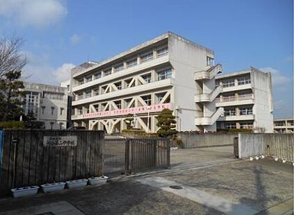河合町立河合第二中学校 徒歩425m