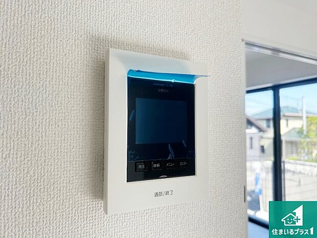 【カラーモニターインターホン】声だけでなく来訪者の姿や顔がモニターで確認できるので、小さなお子様がいらっしゃるご家庭でも安心できます！
