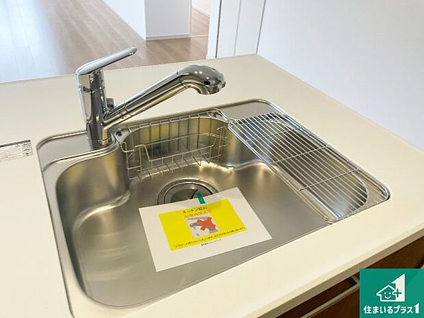 【キッチンシンク】蛇口の先端に浄水器を内蔵しています！原水と浄水、お湯と冷水、シャワーの切替えがワンタッチなので用途によって使い分けられます。