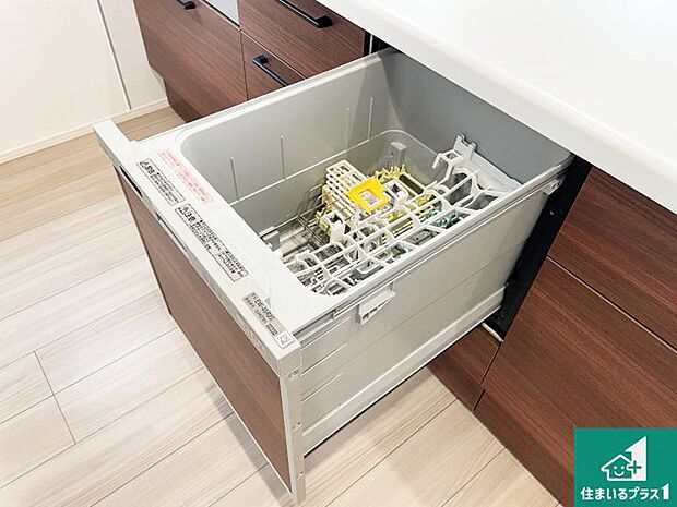 【食洗器】食事後の一仕事、食器洗いをボタン一つでお任せできちゃいます！場所を取らないビルトイン式なので、お料理スペースもしっかり確保！