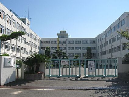 高槻市立第十中学校 徒歩1044m
