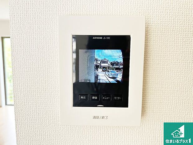 【カラーモニターインターホン】声だけでなく来訪者の姿や顔がモニターで確認できるので、小さなお子様がいらっしゃるご家庭でも安心できます！