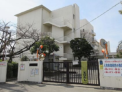 摂津市立鳥飼西小学校 徒歩300m
