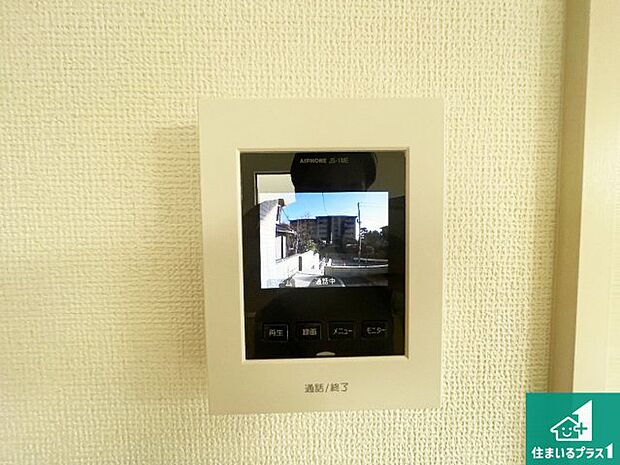【カラーモニターインターホン】声だけでなく来訪者の姿や顔がモニターで確認できるので、小さなお子様がいらっしゃるご家庭でも安心できます！