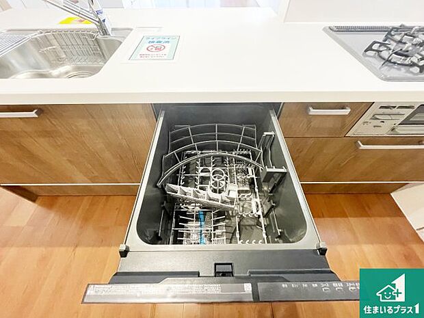 【食器洗浄乾燥機】食事後の一仕事、食器洗いをボタン一つでお任せできちゃいます！場所を取らないビルトイン式なので、お料理スペースもしっかり確保！
