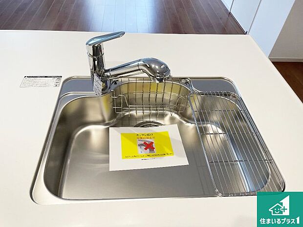 【キッチンシンク】蛇口の先端に浄水器を内蔵しています！原水と浄水、お湯と冷水、シャワーの切替えがワンタッチなので用途によって使い分けられます。