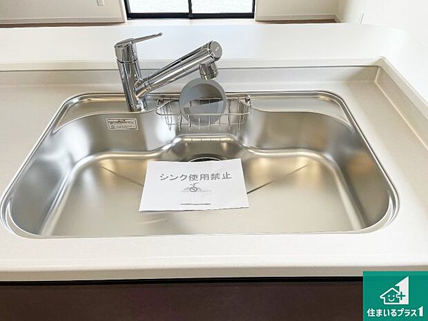 【キッチンシンク】蛇口の先端に浄水器を内蔵しています！原水と浄水、お湯と冷水、シャワーの切替えがワンタッチなので用途によって使い分けられます。