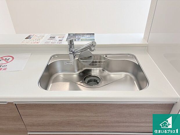 【キッチンシンク】蛇口の先端に浄水器を内蔵しています！原水と浄水、お湯と冷水、シャワーの切替えがワンタッチなので用途によって使い分けられます。