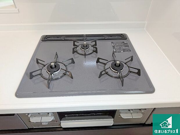 【コンロ】ダブル高火力Ｓｉセンサー付きコンロ！３口あるので、まとめて料理をする時も大活躍！