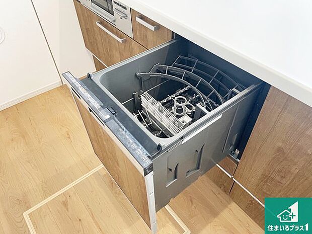 【食器洗浄乾燥機】食事後の一仕事、食器洗いをボタン一つでお任せできちゃいます!場所を取らないビルトイン式なので、お料理スペースもしっかり確保!