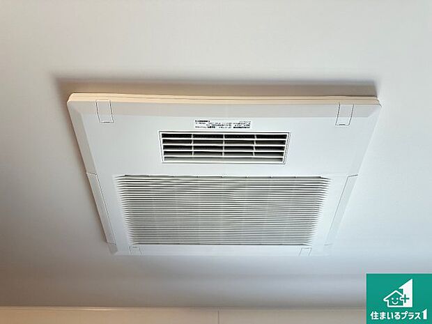 【浴室暖房乾燥機】四季を通して快適なバスライフをお手伝いする浴室暖房乾燥機！浴室の乾燥・暖房・涼風・換気はもちろん、２４時間換気にも対応！ 