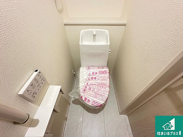【トイレ】1・2階の2ヶ所にあるので、朝の忙しい時間の順番待ちもなく、深夜の利用にも大変便利です。