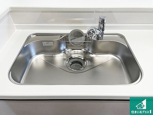 【キッチンシンク】蛇口の先端に浄水器を内蔵しています！原水と浄水、お湯と冷水、シャワーの切替えがワンタッチなので用途によって使い分けられます。