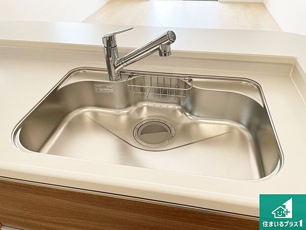 【キッチンシンク】蛇口の先端に浄水器を内蔵しています!原水と浄水、お湯と冷水、シャワーの切替えがワンタッチなので用途によって使い分けられます。