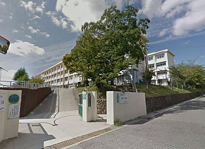 神戸市立鈴蘭台中学校 徒歩880m